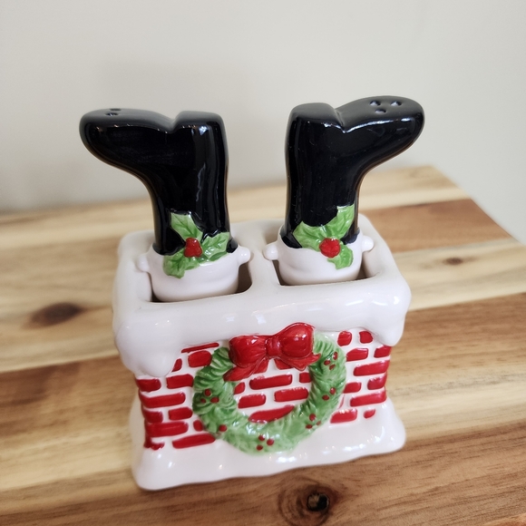 Vintage Ceramic Santa Boots in Chimney Salt and Pepper Shakers - Picture 2 of 11